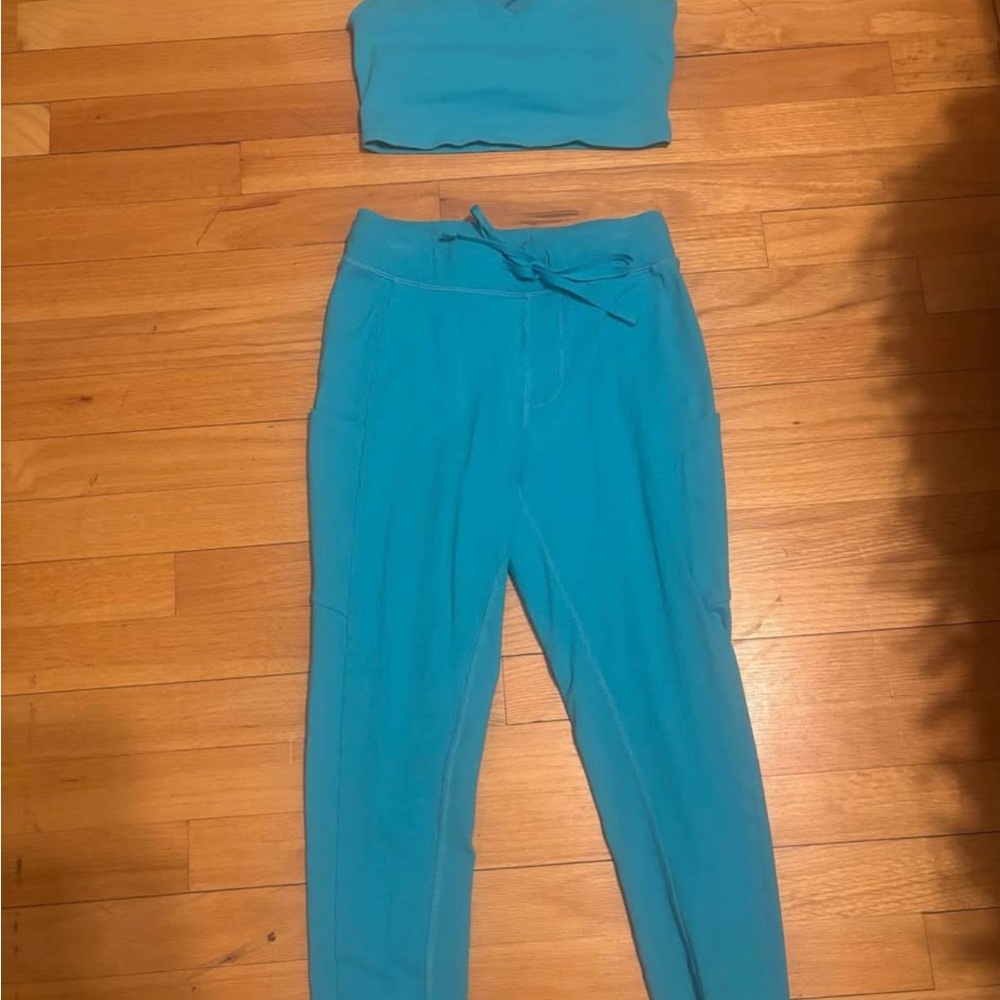 Alo Yoga pants and bra set. Both size S. Worn a handful of times.